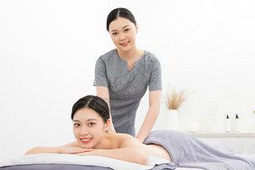 青年籃球運(yùn)動員與美容服務(wù) 專業(yè)形象與自我表達(dá)的新融合