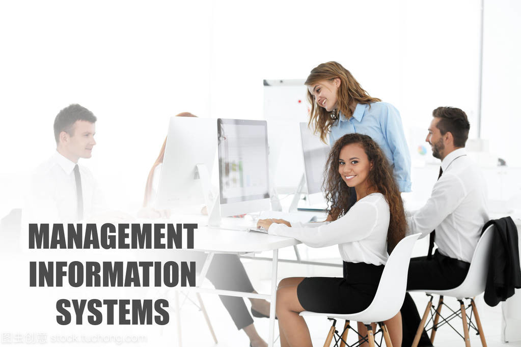 管理信息系統(tǒng)的概念。商務(wù)會(huì)議辦公室里的人